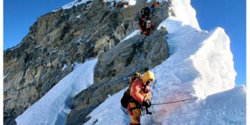 पत्नीको शव नाघेर जब पति सगरमाथाको चुचुरोमापुगे…