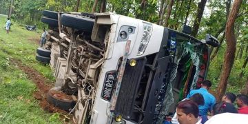 चोरमारामा बस पल्टदा ९ जना घाइते
