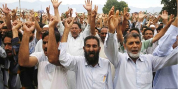 काश्मिरमा प्रहरी र सयौँ प्रदर्शनकारीबीच झडप
