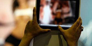 युवतीलाई ‘प्रेम गर्दै’ बन्धक बनाएर अश्लील भिडियो