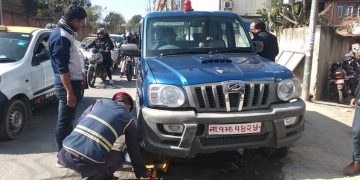 ट्राफिकले गलाइदिए प्रहरीकै गाडीमा ह्विल लक
