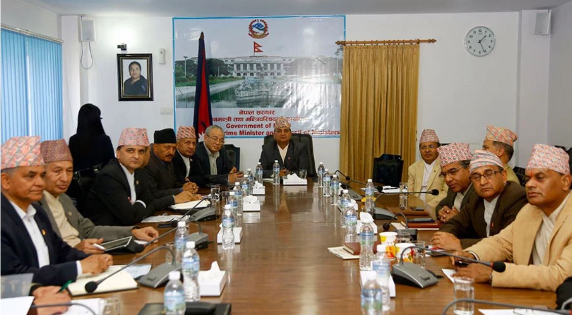 नेपाल लकडाउन : भोलिबाट घरबाट बाहिर निस्कन नपाइने, सबै गाडी बन्द