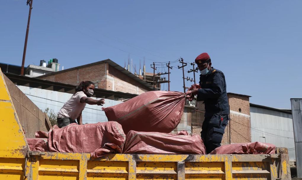 प्रहरीले बरामद गरेको मास्क साझा औषधि पसलबाट बेच्ने तयारी