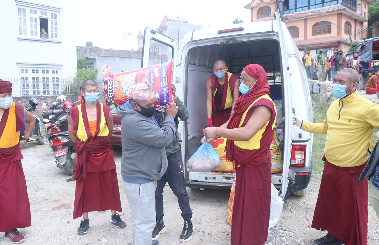 दाताहरुको सहयोगमा छुटेका व्यक्तिहरुलाई बूनपा–११ ले पुनः राहत वितरण गर्यो (भिडियो)