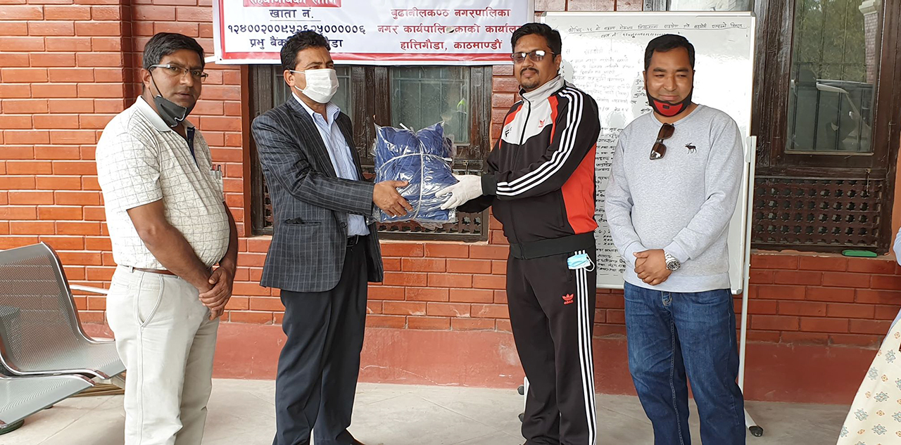 हिमालय स्कूलद्धारा नगरपालिका र नेपाल प्रहरीलाई पिपिई हस्तान्तरण