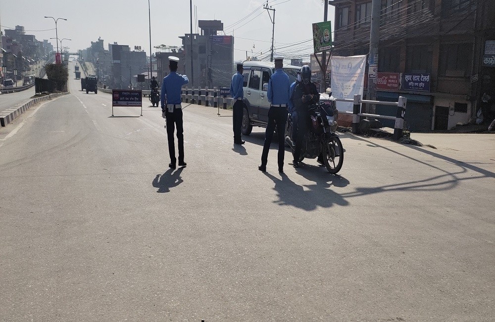 ‘लकडाउन’को अवज्ञा गर्ने एक हजार भन्दा बढि प्रहरी नियन्त्रणमा