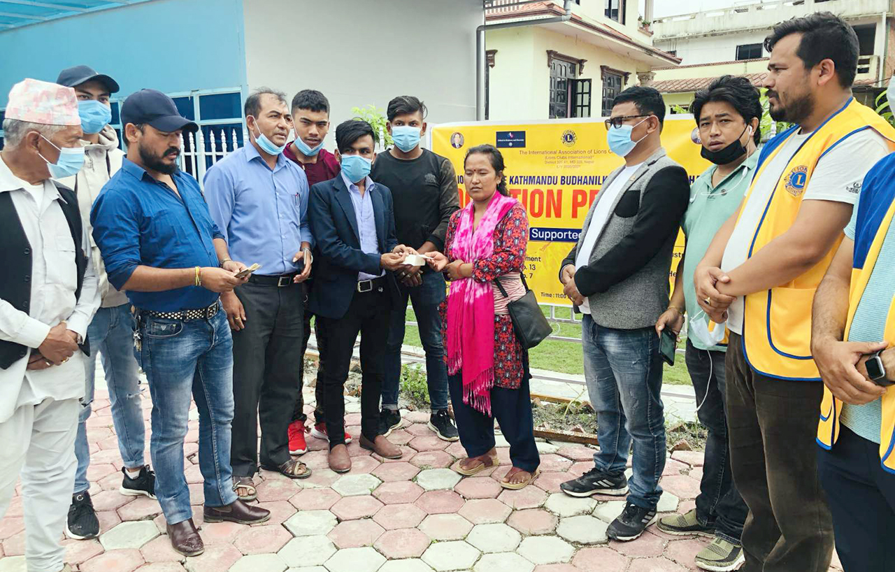 उपचारत कान्छा श्रेष्ठलाई लायन्स क्लब अफ काठमाडौँ बूढानीलकण्ठ नेवा पुचः द्धारा आर्थिक सहयोग