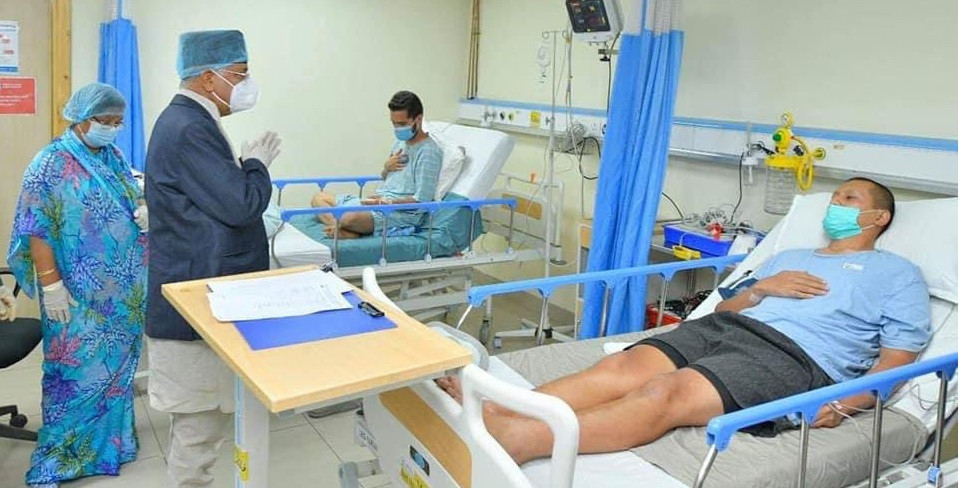 अस्पताल पुगेर ‘इनफ इज इनफ’का अभियन्तालाई भेटे प्रधानमन्त्री ओलीले