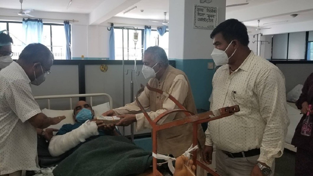 कांग्रेस वरिष्ठ नेता पौडेलद्धारा तनुहुँको बाढि पहिरो पिडित घाइतेलाई भेट