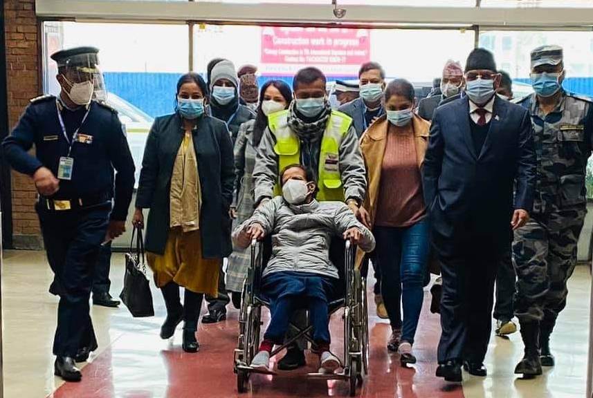 पत्नीको उपचारको लागि प्रचण्ड भारत प्रस्थान