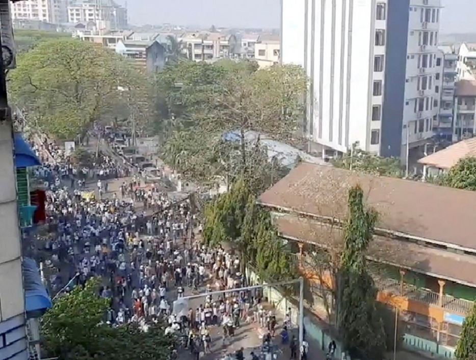 म्यानमारमा प्रहरीले फेरि चलायो प्रदर्शनकारीमाथि गोली: कम्तिमा दुईको मृत्यु, दर्जनौं घाइते