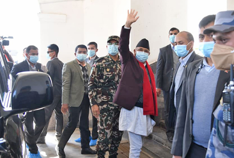 ओलीसहित उनको समूहका नेकपा नेताहरू निर्वाचन आयोग पुगे