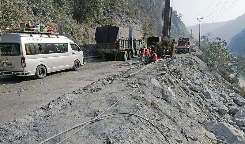 नारायणगढ मुग्लिन सडकखण्डमा भासिएको सडक मर्मत सुरु