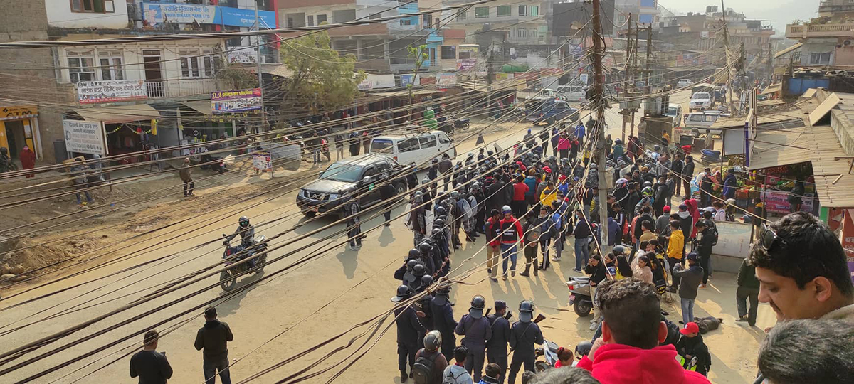 नेकपाका दुई समूहबीच झडप, उपप्रधानमन्त्री पोखरेललाई कालोझण्डा