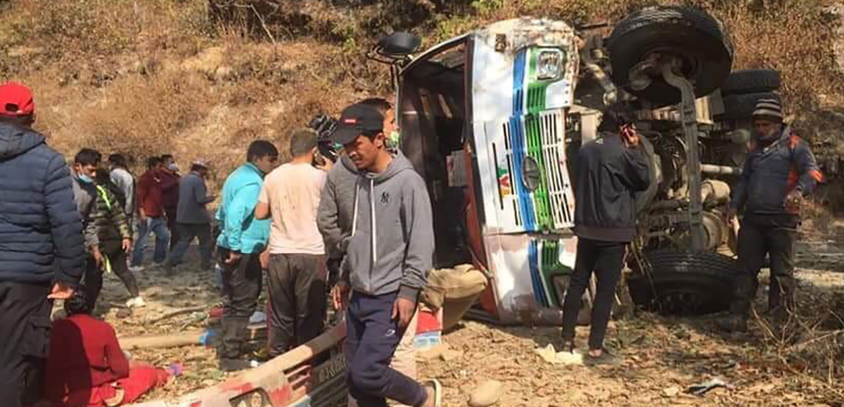 सिन्धुपाल्चोकमा बस पल्टिँदा १९ जना घाइते, एक जनाको अवस्था गम्भीर