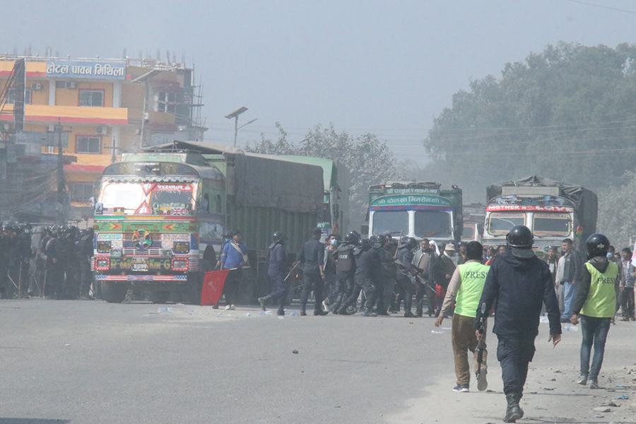 बर्दिबासमा प्रहरीले बल प्रयोग गरेर खुलायो पूर्वपश्चिम राजमार्ग