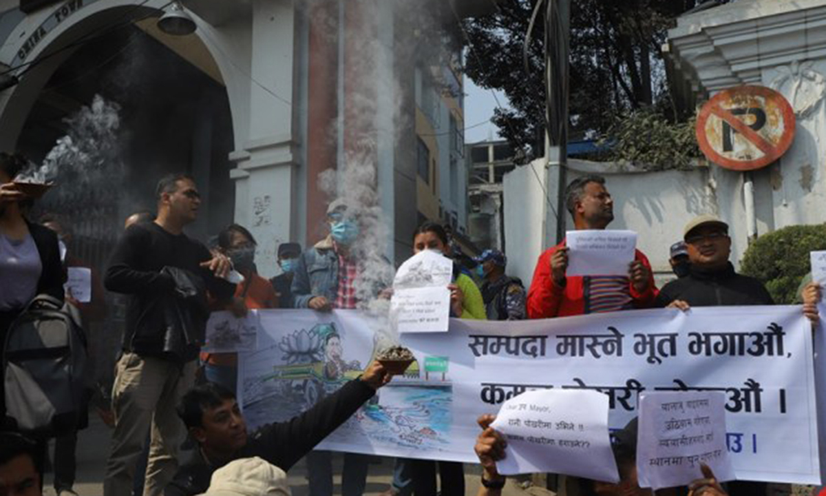 सम्पदा मास्ने ‘भूत’ भगाउन भन्दै महानगरको कार्यालय घेराउ
