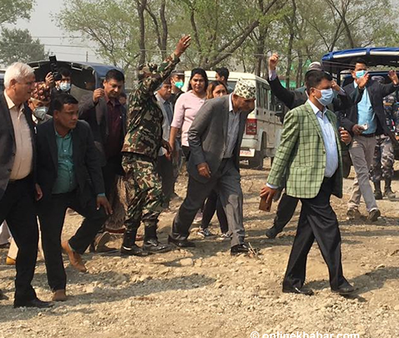 मञ्चमै ढुंगामुढा हान्न थालेपछी, कार्यक्रम छाडेर हिँडे अर्थमन्त्री पौडेल