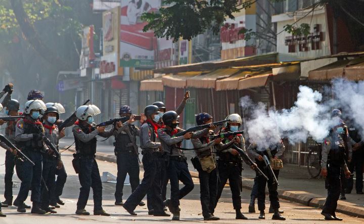 १८ जना प्रहरी दमनमा मारिएपछि झन् चर्कियो म्यान्मारमा प्रदर्शन