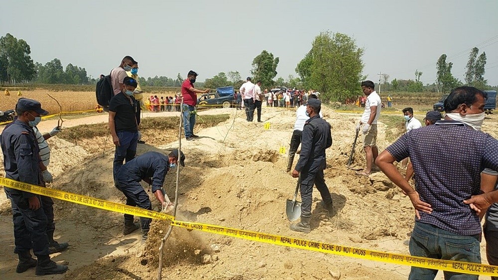 गाडिएको अवस्थामा भेटियो झा दम्पतीको शव