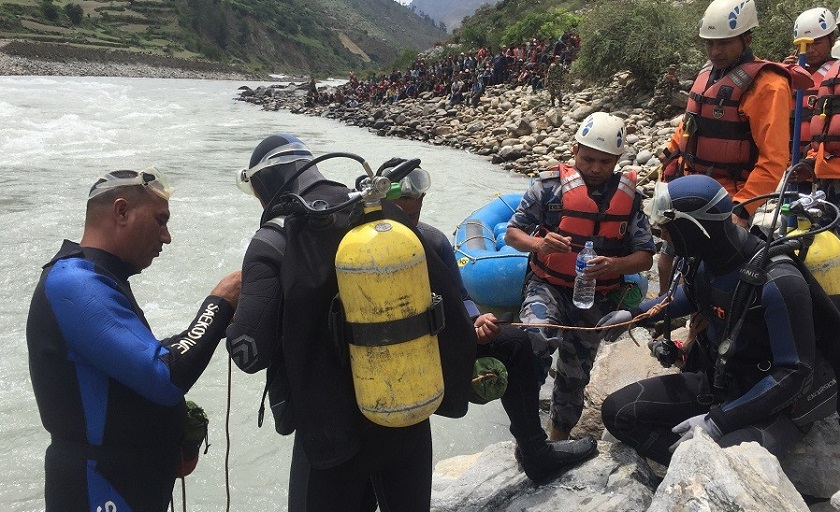 एक आमाले चार छोराछोरीसहित  कर्णाली नदीमा हाम फालिन