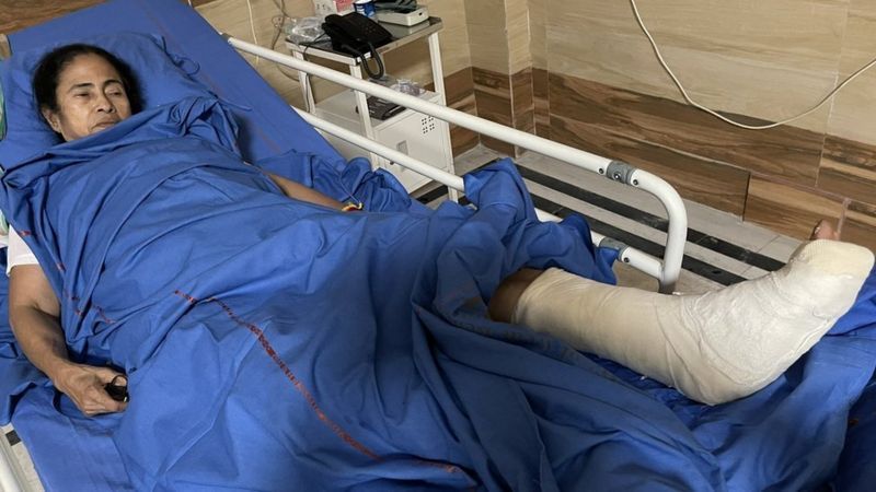 बंगालकी मुख्यमन्त्री बनर्जीमाथि आक्रमण