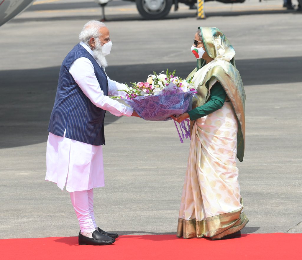 ढाका पुगे मोदी, बंगलादेशी प्रधानमन्त्रीले गरिन् विमानस्थलमा स्वागत