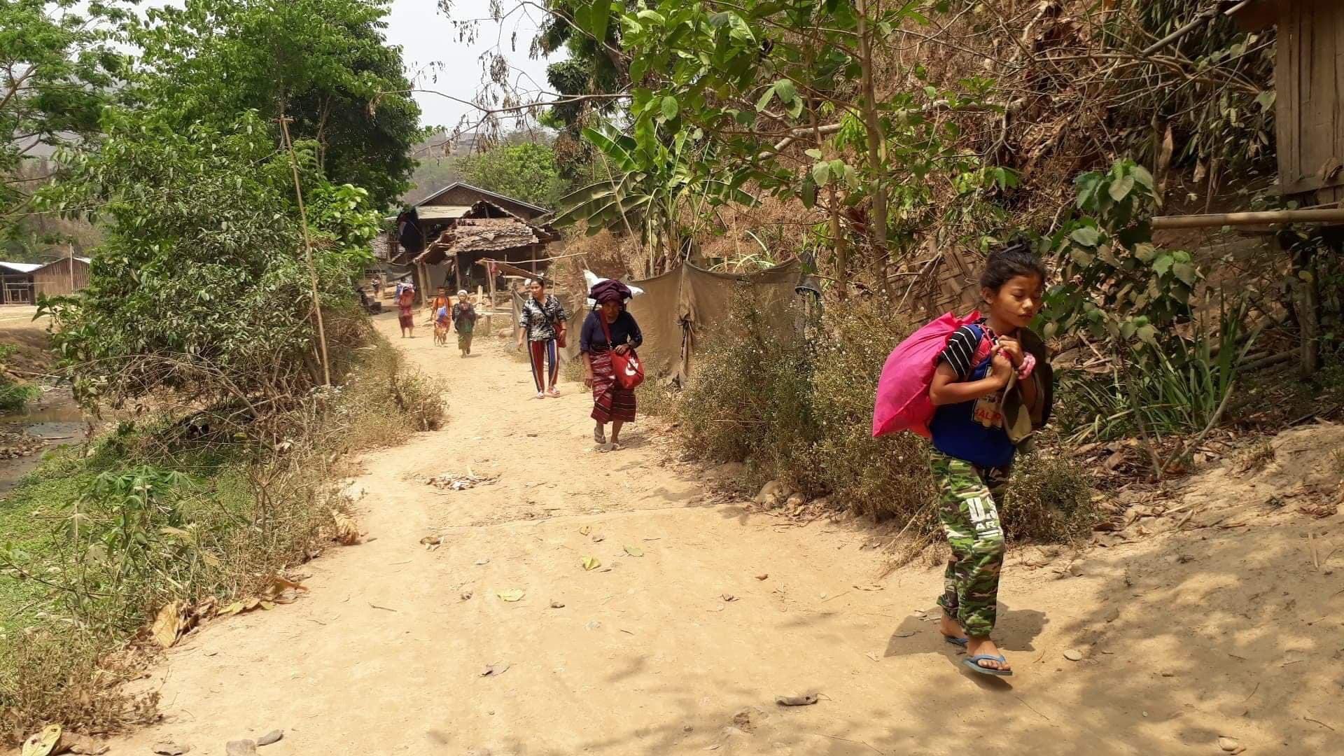 नागरिकमाथि हेलीकेप्टरबाट बम बर्षाउन थल्यो म्यानमारको सेना, शरणार्थी बन्न तीन हजार पुगे थाइल्याण्ड