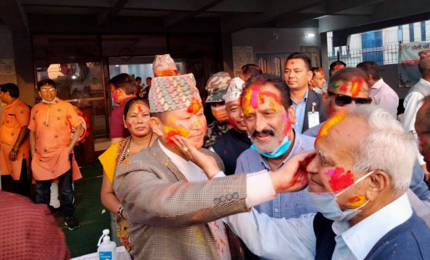 मुख्यमन्त्री आफैं होली खेल्दै हिँडेपछि जनतालाई कुन मुखले होली नखेल भन्ने?