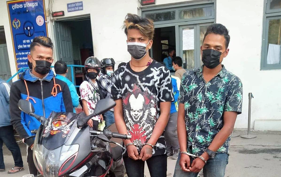 घरमै पार्किङमा राखेको मोटरसाइकल चोरी, तीनजना ट्राफिक महाशाखाको नियन्त्रणमा