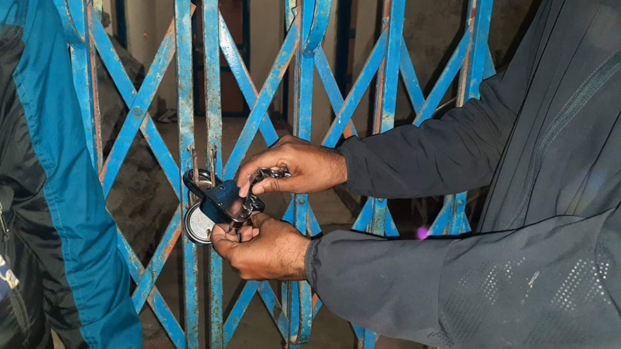 सुदूरपश्चिमाञ्चल विश्वविद्यालयमा परीक्षा स्थगनको माग गर्दै ताला