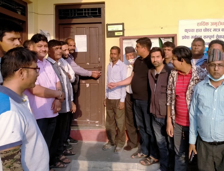 वडा सदस्यले घुस लिएको आरोपमा तालाबन्दी