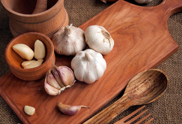 जान्नैपर्ने कुरा : बिहान खाली पेटमा लसुन खाँदा यस्ता छन् फाइदा