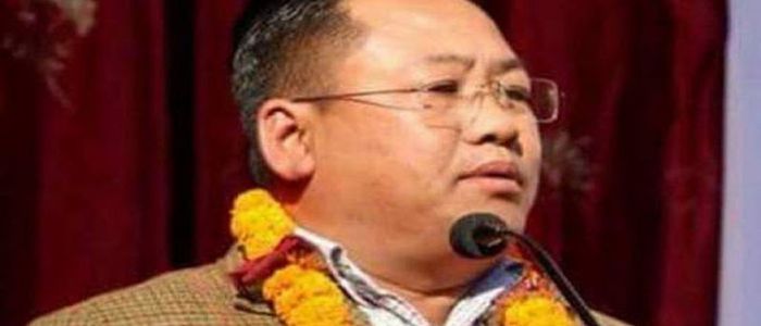 दल फेरेर मन्त्री बनेका टंक आङ्बुहाङको सांसद् पद खोसियो