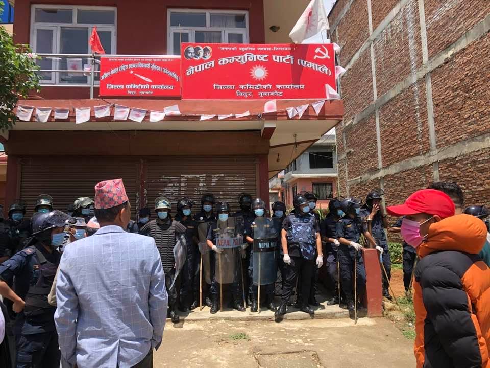 नुवाकोटको जिल्ला पार्टी कार्यालयमा बैठक नगर्न माधव नेपाल समूहलाई प्रहरीको दबाब
