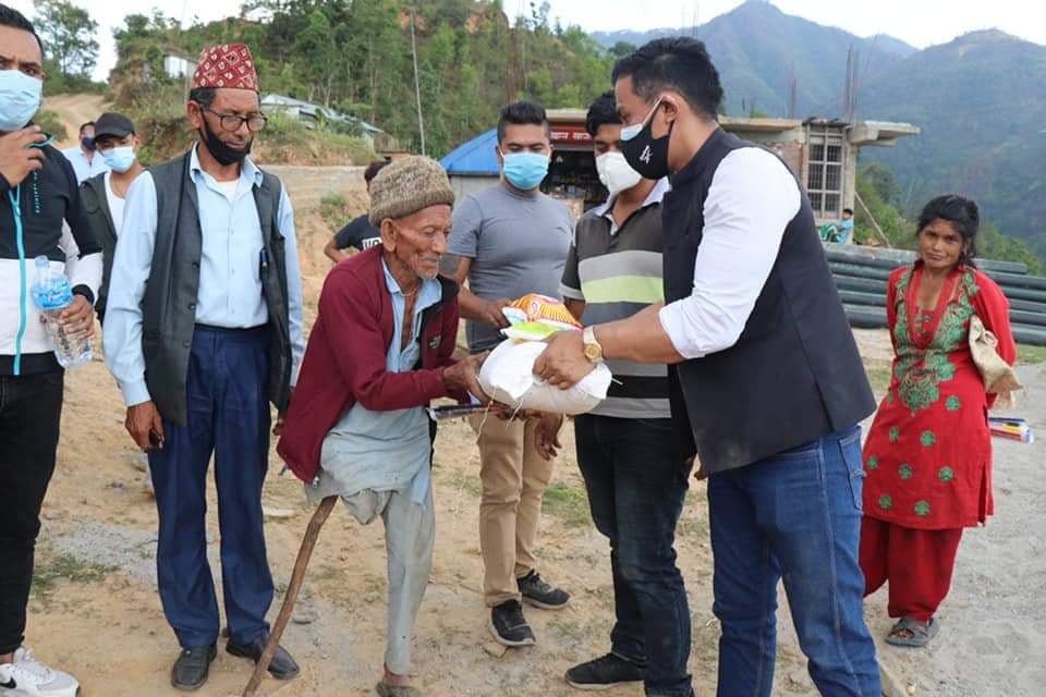 तरुण दल काभ्रेका सभापती लामाले गरे ३५० बिपन्न परिवारलाई सहयोग