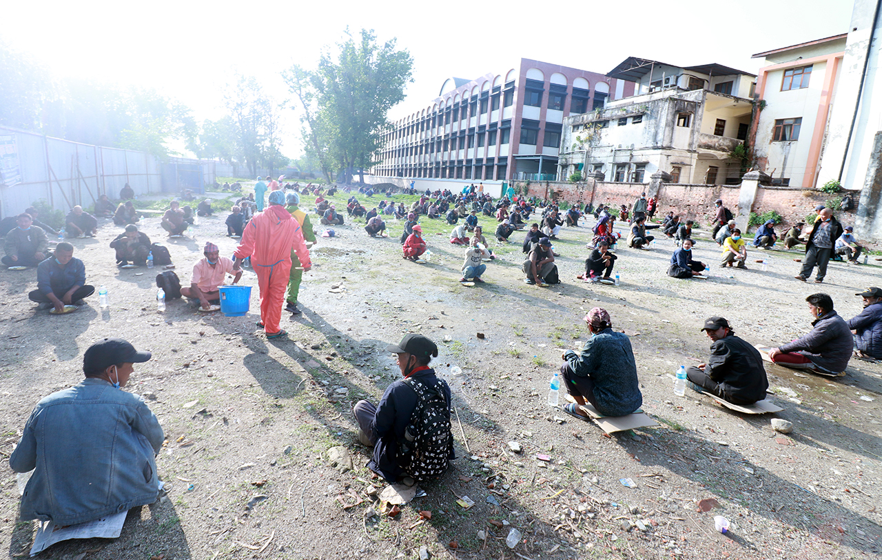 आज चौथो दिनः ४५० बढी मजदुरलाई खाना खुवाइयो (फोटोफिचर)