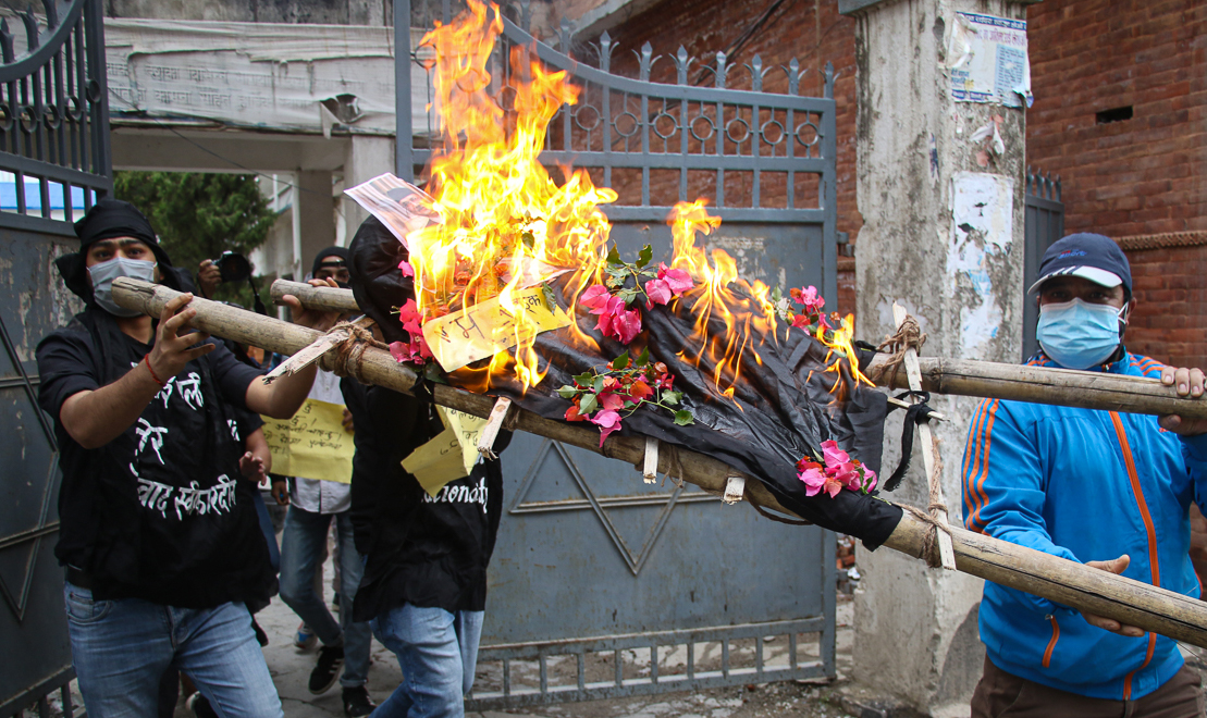 संसद विघटनको विरोधमा नेविसंघले राष्ट्रपति र प्रधानमन्त्रीको पुत्ला जलायो