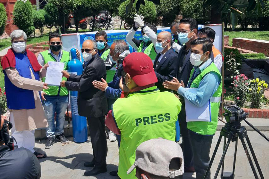 एनआरएनएले ल्याएको ५६० अक्सिजन सिलिण्डर हस्तान्तरण