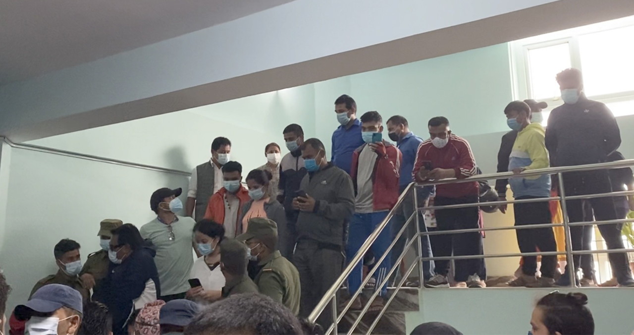 नगरपालिका परिसरमा कार्यकर्तादेखि पहुँचवालालाई खोप वितरण, स्थानीयले घेरे नगर कार्यालय