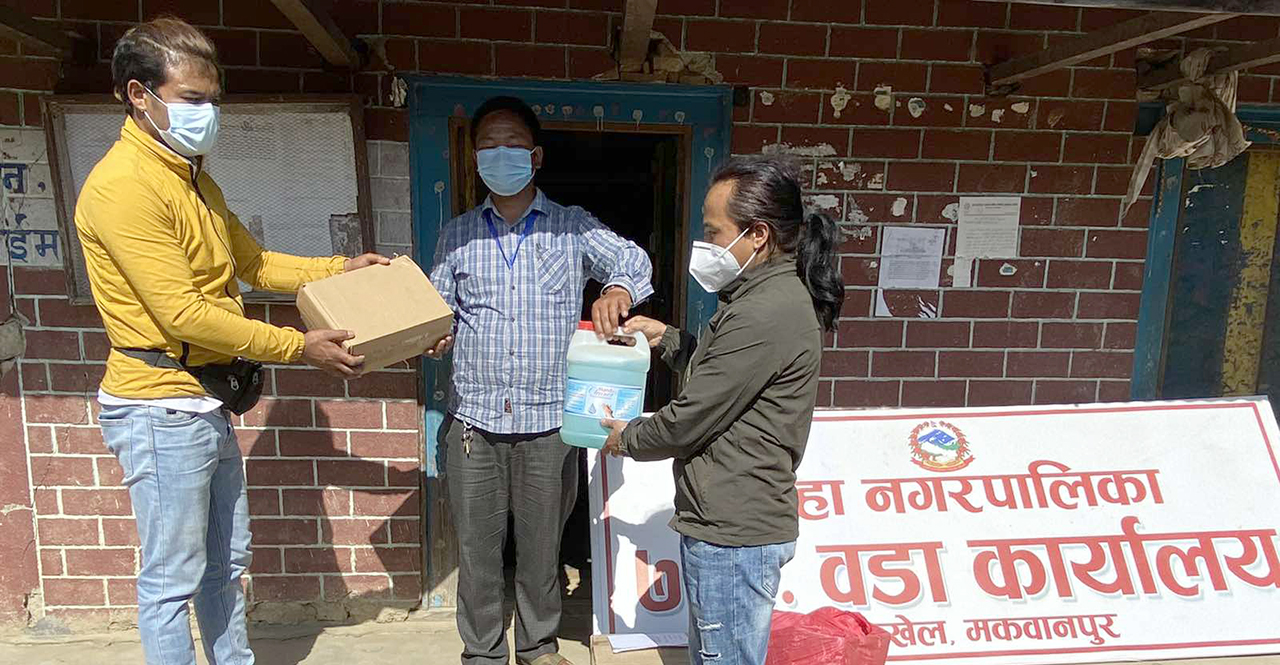 थाहा नगरपालिका वडा–७ का स्थानियलाई निःशुल्क स्वास्थ्य सामाग्री वितरण (भिडियो)