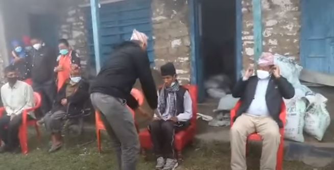 अन्ततः हतुवागढी गाउँपालिकाका वडाअध्यक्षले खुट्टा छोएर  मागे माफी, हेर्नुहोस् भिडियोमा