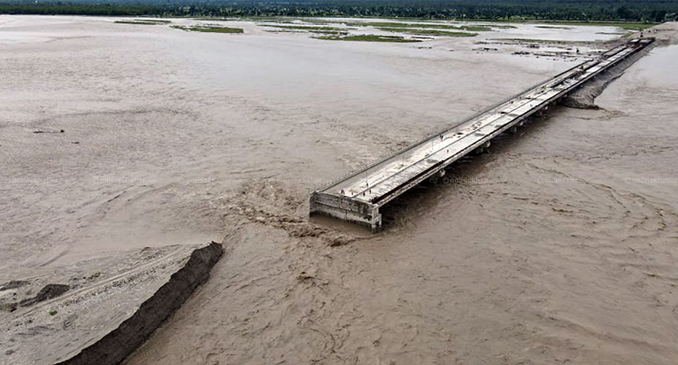 महाकाली नदीमा बाढी : निर्माणाधीन पुलको बाँध बगायो, ८ घर डुबानमा
