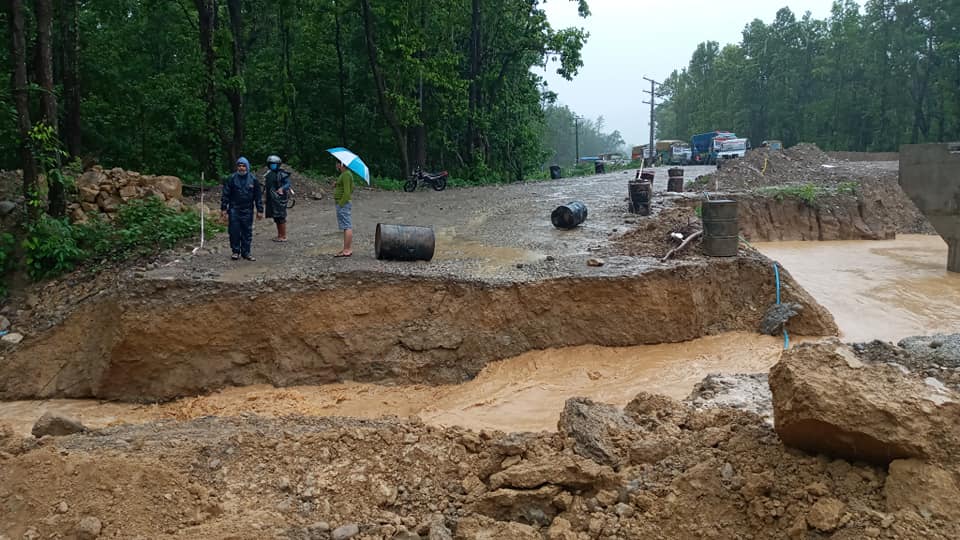 बाढीले पूर्वपश्चिम राजमार्ग अवरुद्ध, चरंगे खोलाको डाइभर्सन बगायो