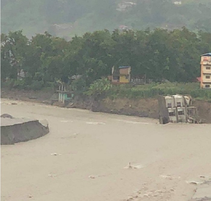 इन्द्रावतीले बगायो मेलम्चीमा तीन तले घर