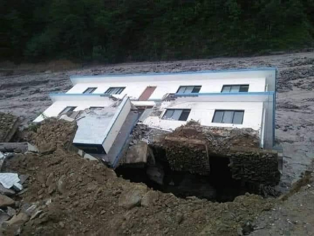 मेलम्ची क्षेत्रमा फेरि बाढी, हेलम्बुको प्रहरी कार्यालय भवन बगायो