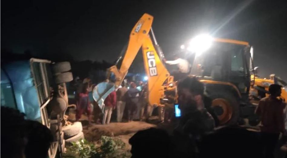 उत्तर प्रदेशमा बस र अटो ठोक्किँदा १७ जनाको मृत्यु