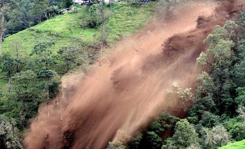 रोल्पामा पहिरोले घर भत्काउँदा एकै परिवारका ३ जनाको मृत्यु