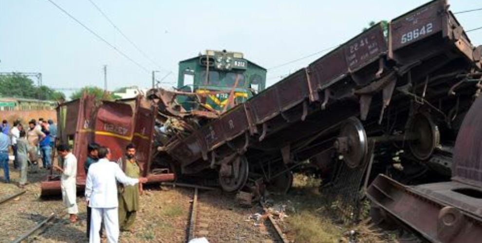 पाकिस्तानमा दुईवटा रेल जुधे, कम्तीमा ३० जनाको मृत्यु