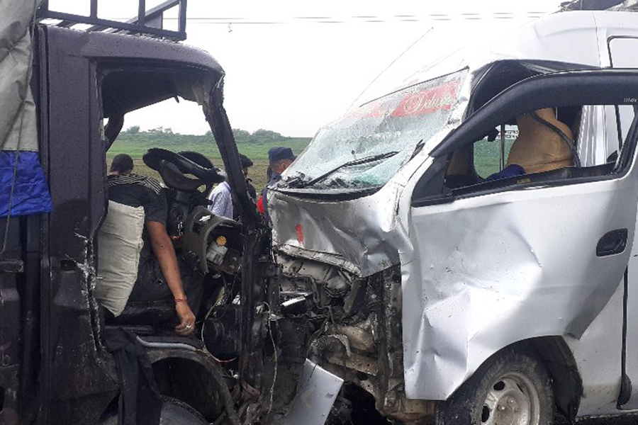 माइक्रोबसले मोटरसाइकल र भ्यानलाई ठक्कर दिंदा तीन जनाको मृत्य